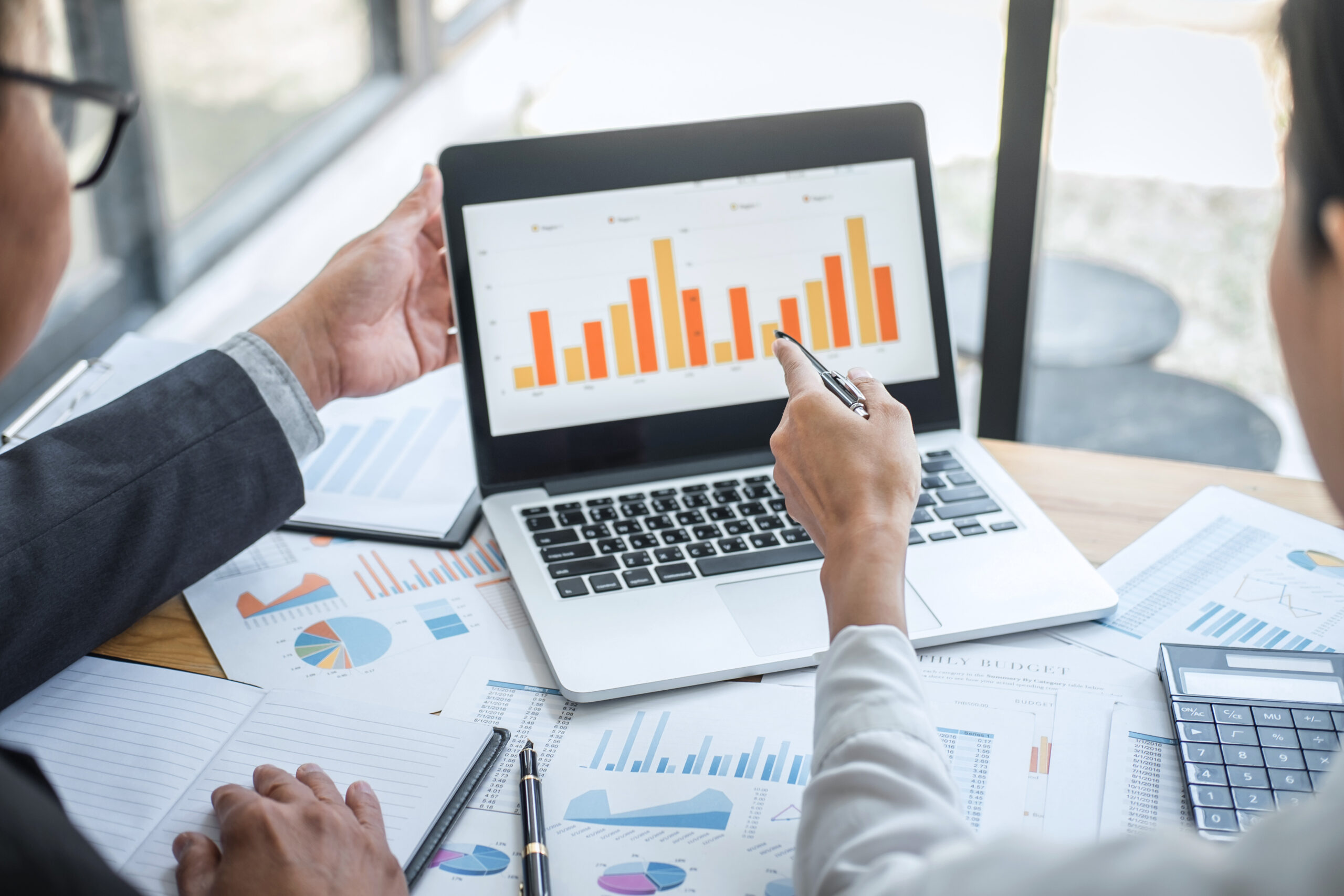 未来的な都市で個別のブランドが光り輝くイメージ