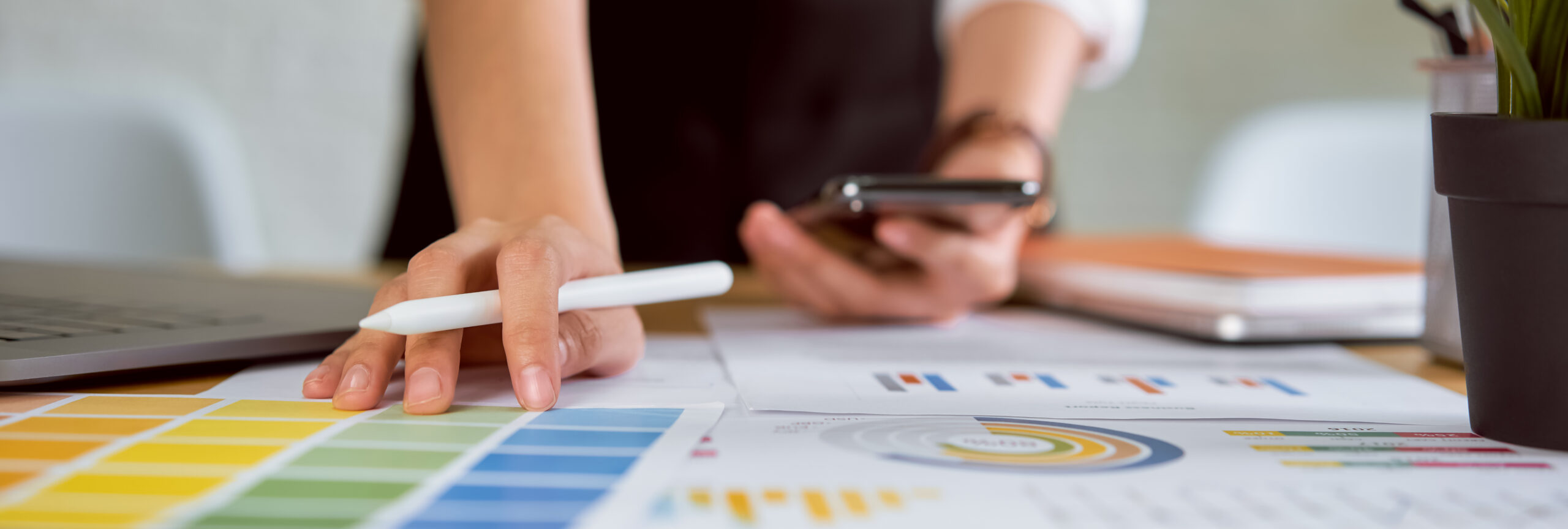 データが整理され、光り輝くキューブとして積み上がるイメージ