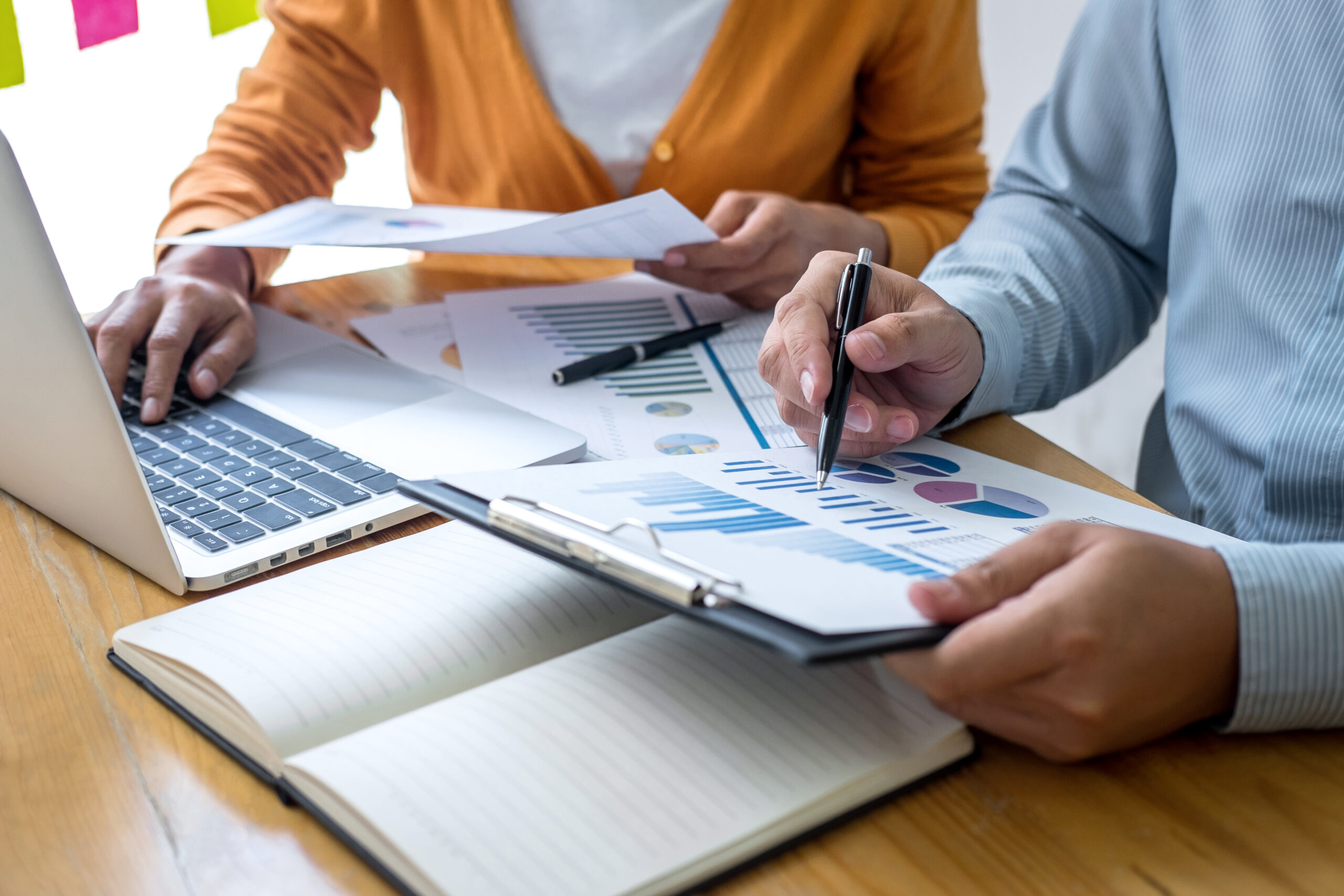 複雑なプログラミングコードとAIの思考回路をイメージした画像