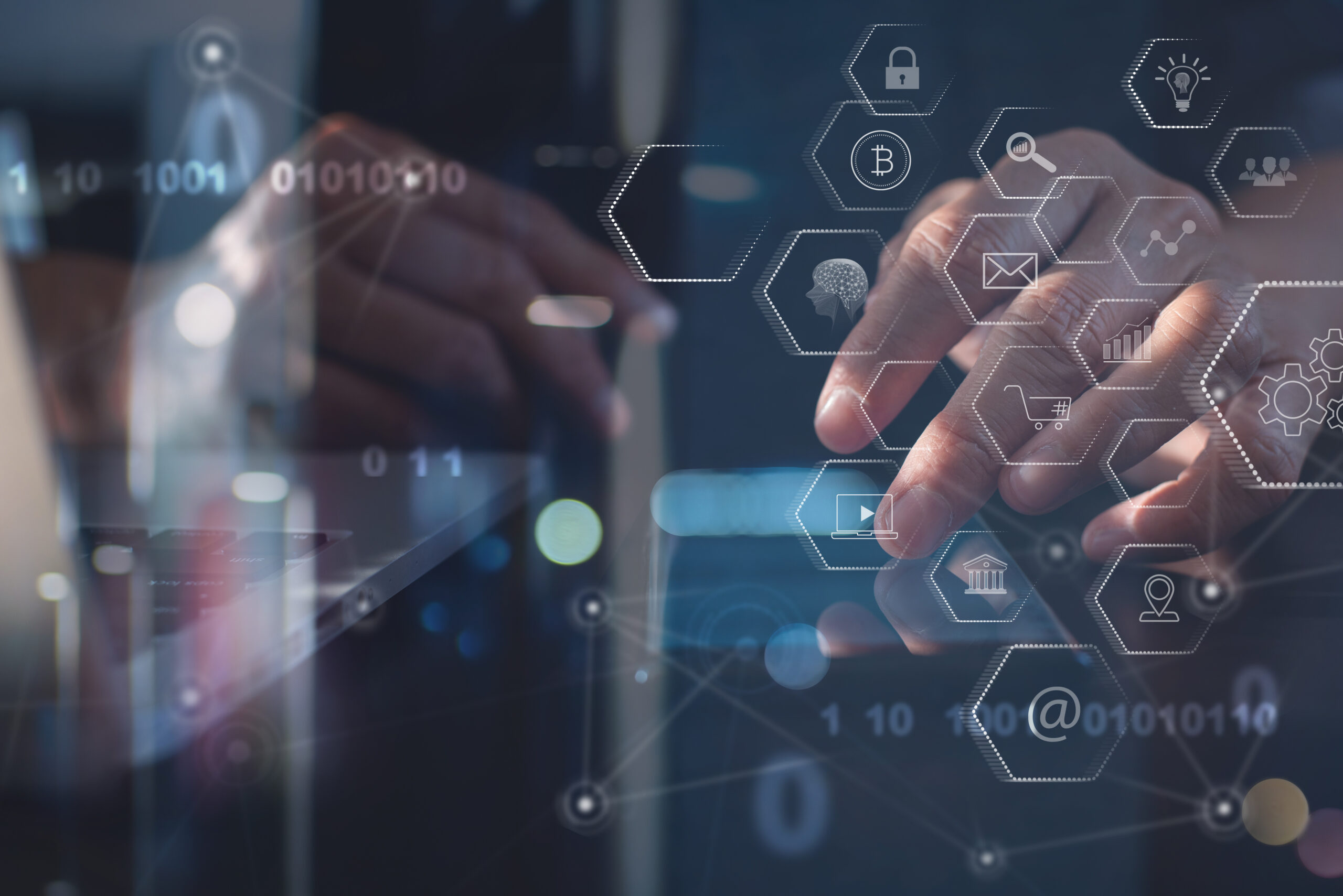 スマートフォンでSNSの警告画面を確認する不安な表情の人物