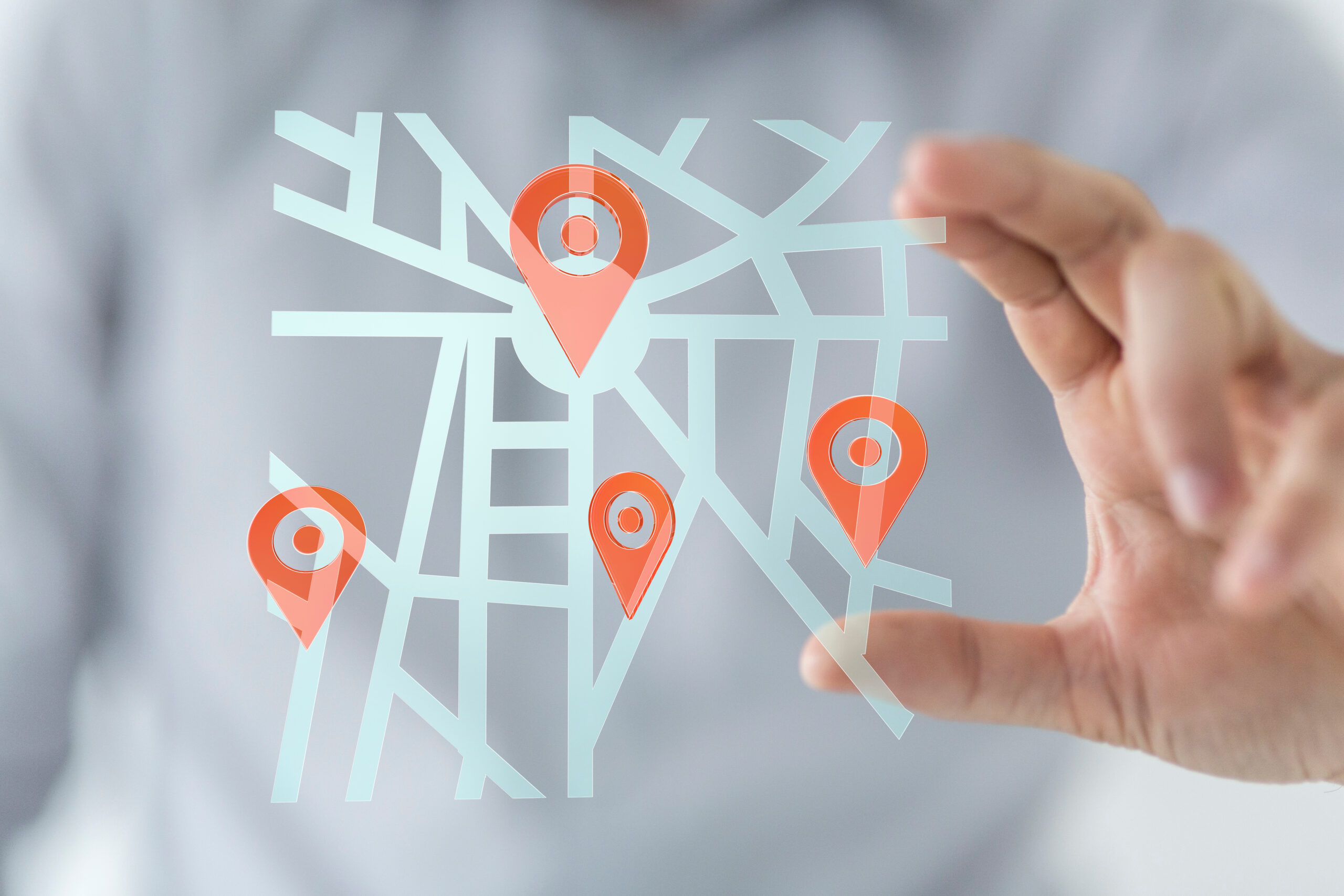 従来のMEO対策の見直しを検討するビジネスパーソンのイメージ